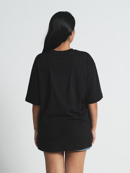 Person wearing a black oversized t-shirt 